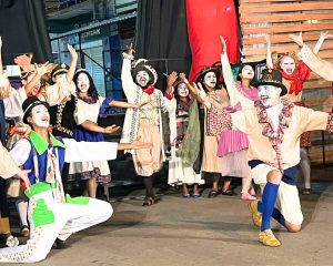 Auto Natalino dos Perequetés celebra o Natal em versão mambembe