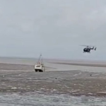 Barco encalha na maré baixa no Cais da Praia Grande,