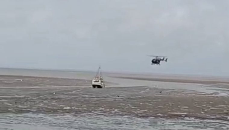 Barco encalha na maré baixa no Cais da Praia Grande,