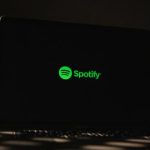 Burlões estão a copiar músicas com inteligência artificial nas plataformas