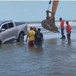 Caminhonete fica atolada na Praia do Araçagy