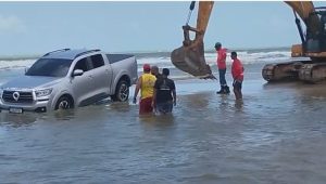 Caminhonete fica atolada na Praia do Araçagy