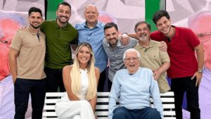 Carlos Alberto de Nóbrega faz Renata Fan chorar ao vivo