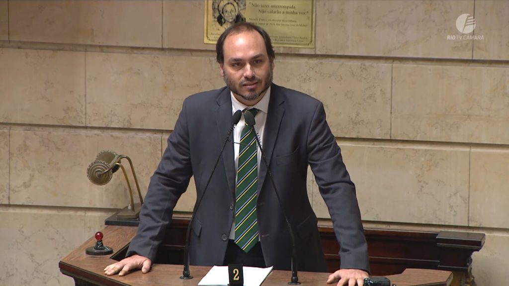 Carlos Bolsonaro se despede de mandato no RJ rumo à