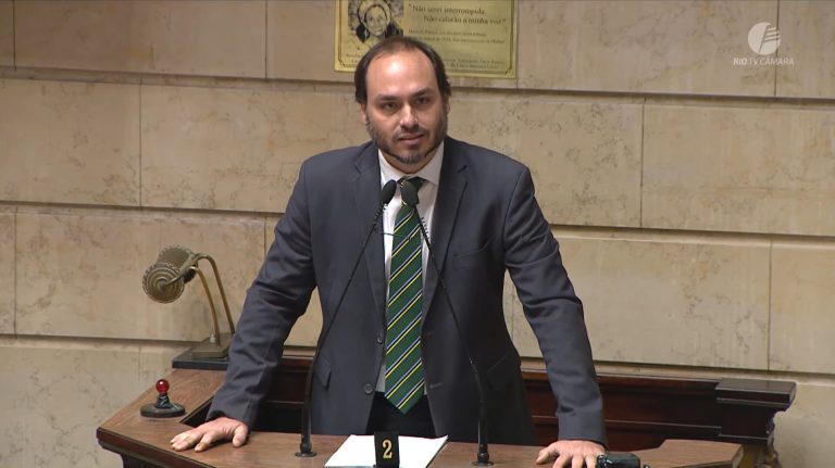 Carlos Bolsonaro se despede de mandato no RJ rumo à