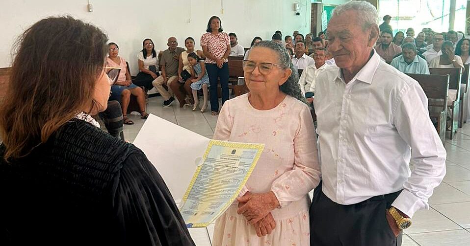 Casamentos Comunitários oficializa união gratuita de 128 casais em três