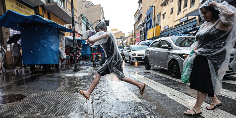 Chuva forte deixa cidade de São Paulo em estado de