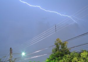 Chuvas intensas elevam riscos de acidentes com a rede elétrica