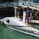 Ciclista pedala volta ao mundo em barco inovador para bater