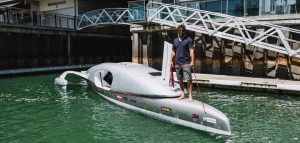 Ciclista pedala volta ao mundo em barco inovador para bater