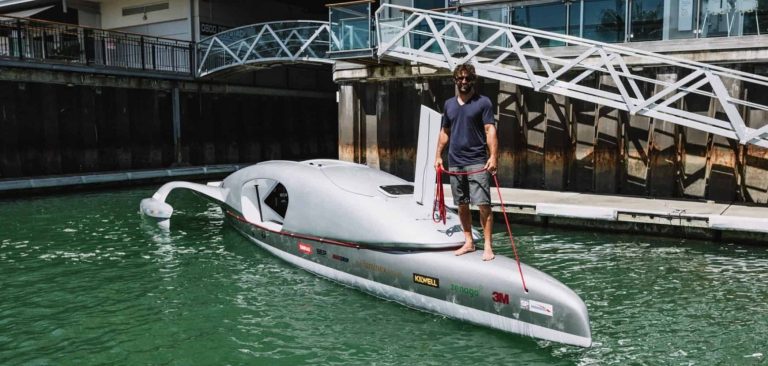 Ciclista pedala volta ao mundo em barco inovador para bater