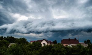 Ciclone extratropical muda previsão do tempo e coloca Sul e