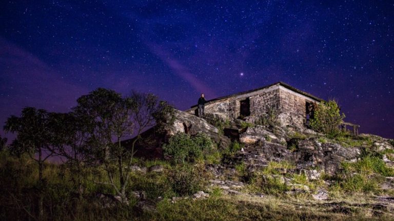 Com neblina, natureza e clima fresco, essa cidade é o