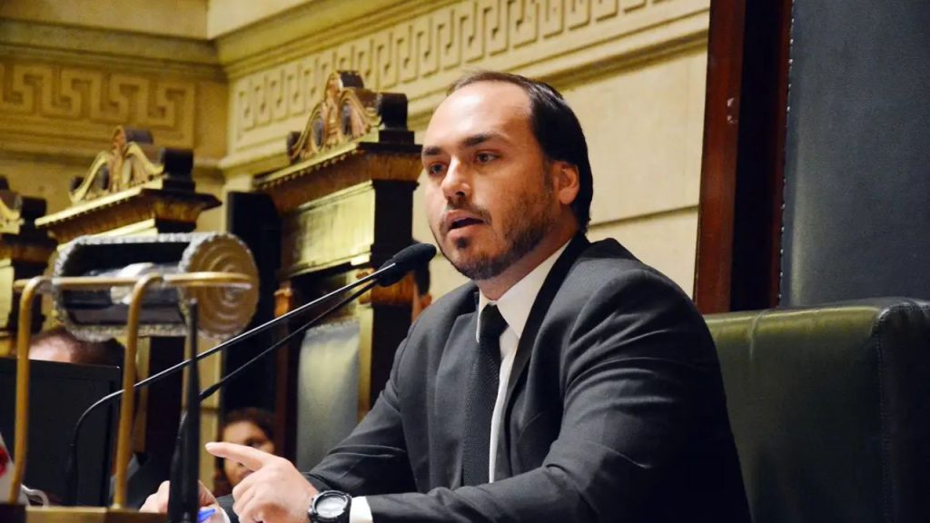 Como Carlos Bolsonaro pode reverter desaprovação em SC