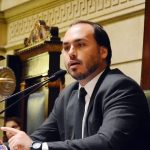 Como Carlos Bolsonaro pode reverter desaprovação em SC