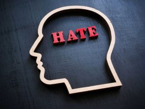 Como grupos extremistas usam IA para ampliar propaganda online