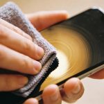 Como limpar a tela do celular sem danificar o vidro