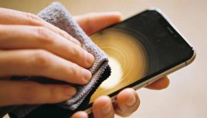Como limpar a tela do celular sem danificar o vidro