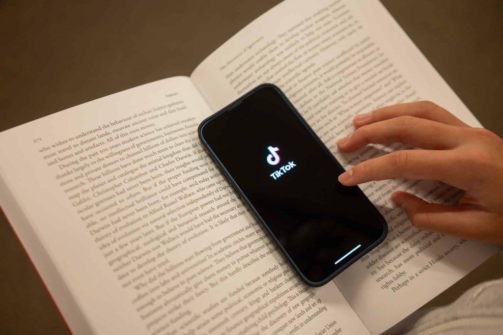 Contas de IA viralizam no TikTok com conteúdo sexualizado e