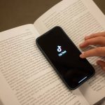 Contas de IA viralizam no TikTok com conteúdo sexualizado e