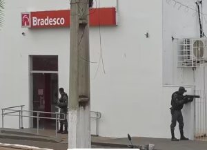 Criminosos assaltam agência bancária em Porto Franco; gerente tem explosivos