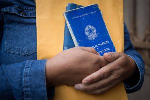 Desemprego cai a 5,2% em novembro e atinge menor nível