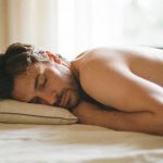 Dormir de barriga para baixo faz mal ou é apenas
