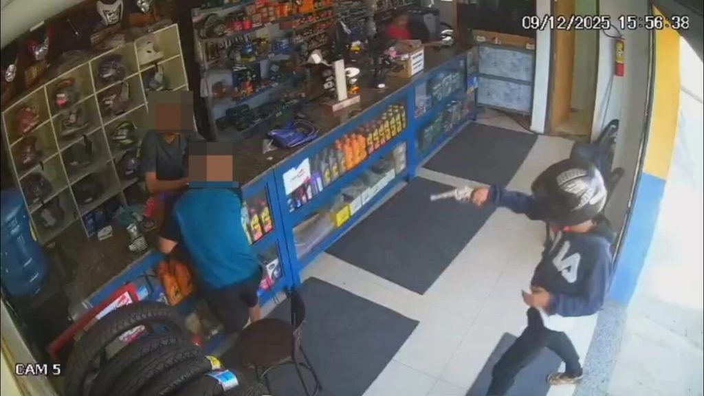 Dupla armada rouba celulares após render funcionários de loja de