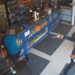 Dupla armada rouba celulares após render funcionários de loja de