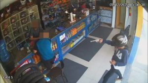 Dupla armada rouba celulares após render funcionários de loja de