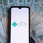 Em dia de 13º e Black Friday, Pix dispara e