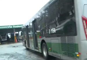 Empresas atrasam 13º salário e motoristas de ônibus iniciam greve