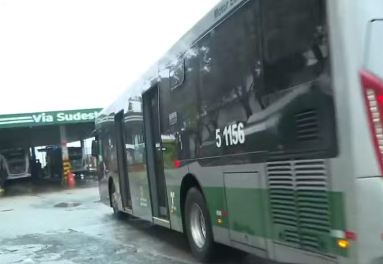 Empresas atrasam 13º salário e motoristas de ônibus iniciam greve