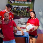 Escolinha de futebol entrega cestas natalinas a famílias de alunos