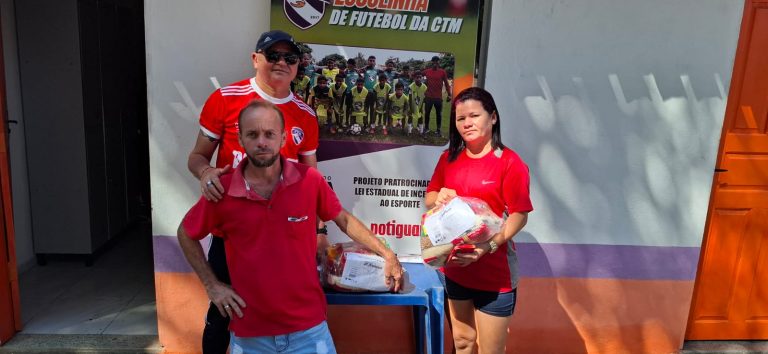 Escolinha de futebol entrega cestas natalinas a famílias de alunos