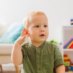 FDA aprova implante auditivo para bebês a partir de 7