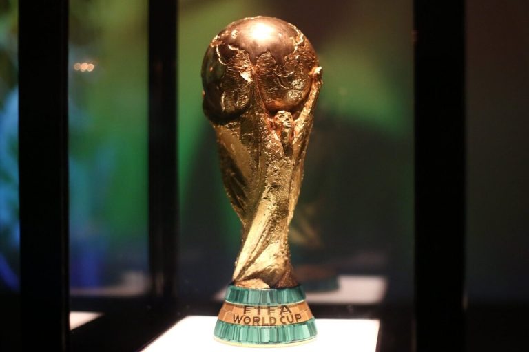 FIFA realiza sorteio de grupos da Copa do Mundo de