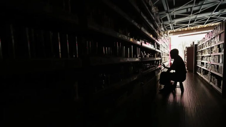 Ficou no escuro? Saiba como pedir ressarcimento por queda de