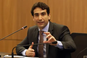 Galípolo mantém cenário de juros altos e descarta corte da