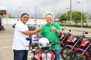 Governo do Estado inicia entrega de motos e kits de