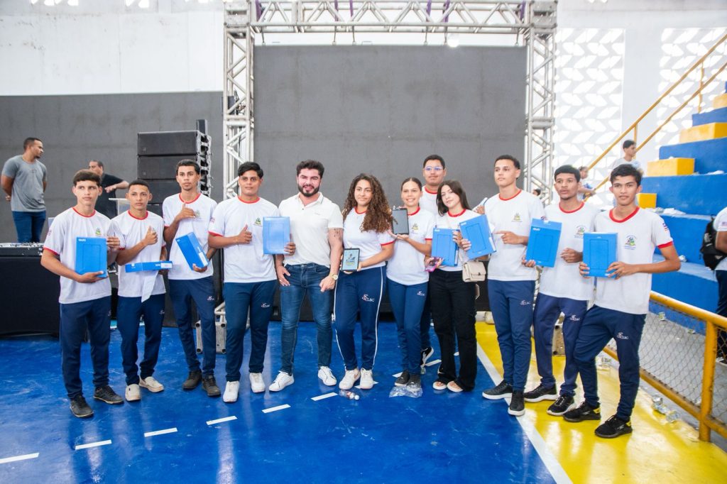 Governo entrega mais de 14 mil tablets a estudantes no