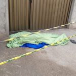 Homem é encontrado morto em frente a residência em Paço