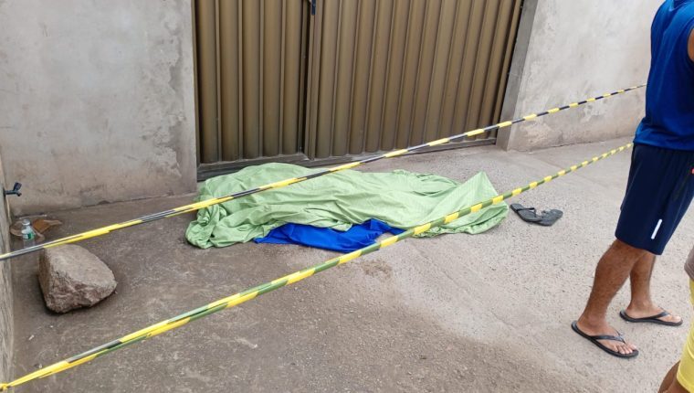 Homem é encontrado morto em frente a residência em Paço