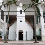 Igrejinha em Balneário Camboriú resiste em meio aos arranha-céus