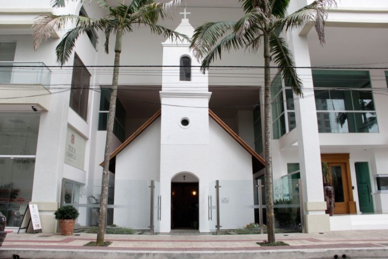 Igrejinha em Balneário Camboriú resiste em meio aos arranha-céus