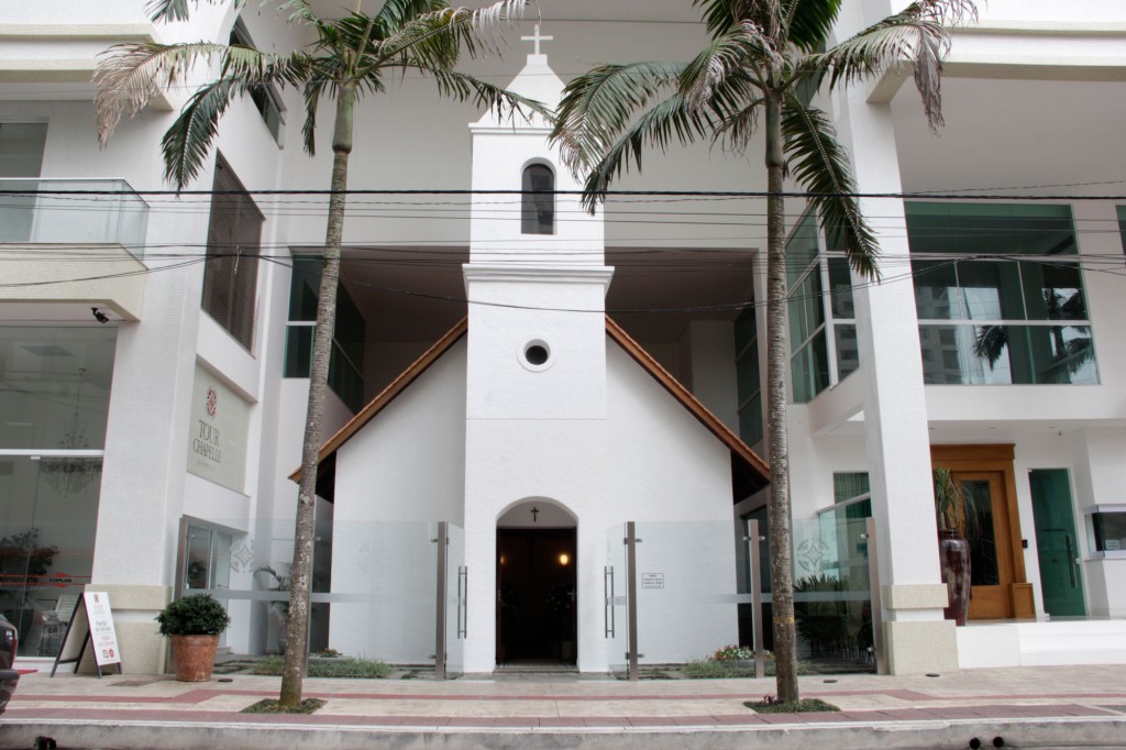 Igrejinha em Balneário Camboriú resiste em meio aos arranha-céus