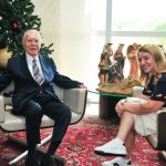 José Sarney visita Iracema Vale e passeia pelo hall do