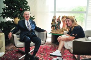 José Sarney visita Iracema Vale e passeia pelo hall do