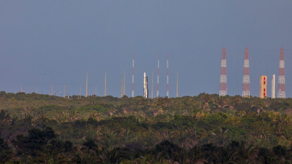 Lançamento do primeiro foguete comercial do Brasil é adiado em