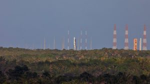 Lançamento do primeiro foguete comercial do Brasil é adiado em